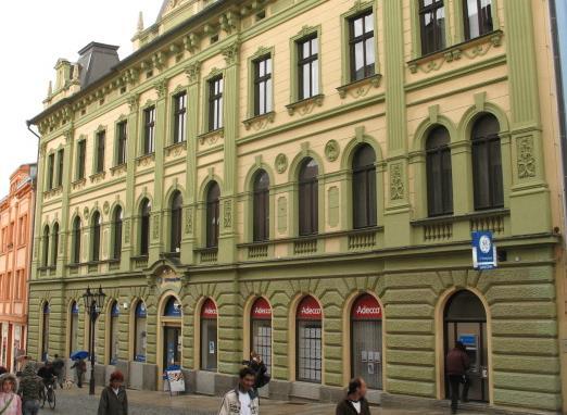 PROTI umístění TIC v přízemí Karlova 111 potřeba značné investice do rekonstrukce a vytvoření zázemí provozovny (zabezpečení budovy, vybudování WC, kuchyňka,