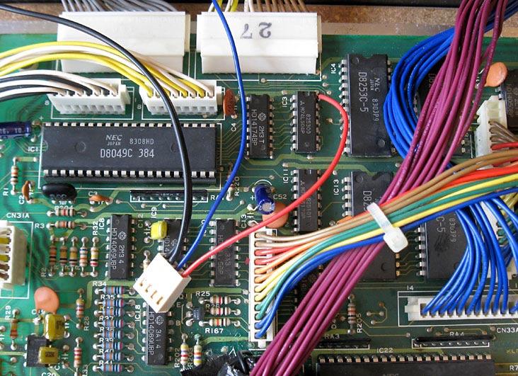 Obr. 2.3-2 a) Připájejte červený vodič (Vcc +5V - pin č. 1 konektoru interface) k rozvodu napájecího napětí +5V na desce KLM-475 / KLM-509 nástroje. Nejvhodnějším místem je pin č. 14 IC3 (obr. 2.3-3).