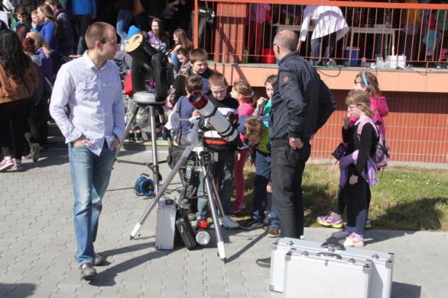 K jednotlivým objektům vzdáleného vesmíru můžete přiřadit obrázky věcí, zvířat a postav, podle kterých je astronomové pojmenovali.