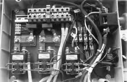 4. Pomocné obvody pro ovládání elektrovozidla Pro zajišt ní snadné ovladatelnosti a bezpe nosti jsou pomocné elektrické obvody nedílnou sou ástí elektro-výzbroje automobilu.