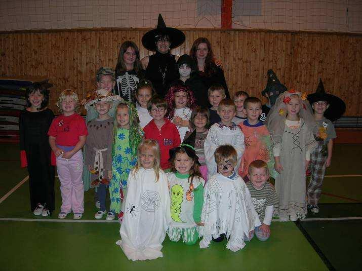 se ve cvičení oddílu předškolních dětí objevila hallowenská strašidla duchové a čarodějnice, černokněžník, kostlivec, hejkal, lesní skřítek, dubový mužíček, divoženky, dýňová královna a jiná