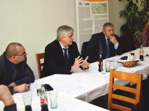 Ve 13 hodin byl v DK U Jezera zahájen ZV, sestavovali jsme mandátovou, volební a návrhovou komisi.