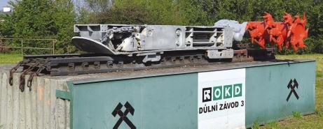 Nejstarší kombajn v ČR se nachází v NTM v maketě uhelného dolu, jedná se o širokopokosový sovětský Donbass 1 z roku 1952 (obr. 1).