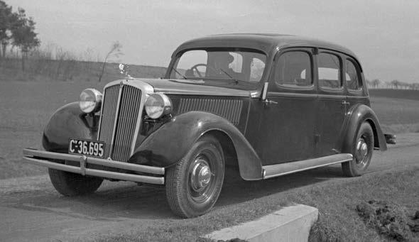 První Škoda Superb vyjela na silnice na podzim roku 1934, sériové automobily následovaly v březnu 1935.