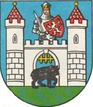 Nad bránou s mříží je věž s jedním oknem ukončená trojzubým cimbuřím.