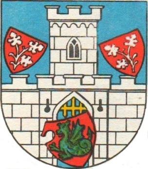 Nad bránou s vytaženou mříží je věž s jedním oknem.