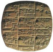 Na ní byl napsán tentýž text třemi různými druhy písma. Na základě jejich srovnání se podařilo hieroglyfy rozluštit.