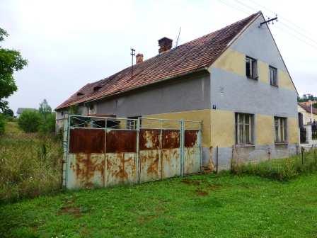 Venkovní úpravy Přípojky inž. sítí Pozemky st.parc.č. 3/2 o výměře 372m 2 (zastavěná plocha a nádvoří) - zastavěný rodinným, západně od něj volný, zarostlý, neudržovaný pozemek.