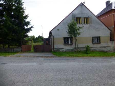 Celkem podlahová plocha 98,20m2, zastavěná plocha 75m2, obestavěný prostor 500m3, na podlahách beton, PVC, ker.