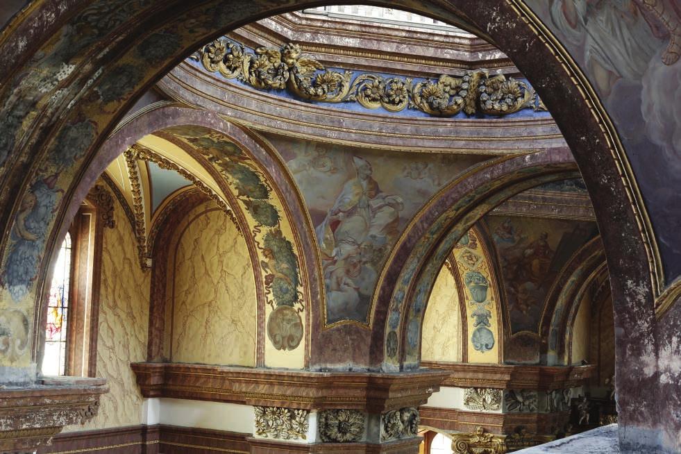 2 Interiér kostela sv. Michala v Olomouci, pohled do centrální kupole dassara Fontany. Fontanovým dílem jsou štukové dekorace hlavic sloupů, horizontálních vlysů v lodi a štuky v kupolích.