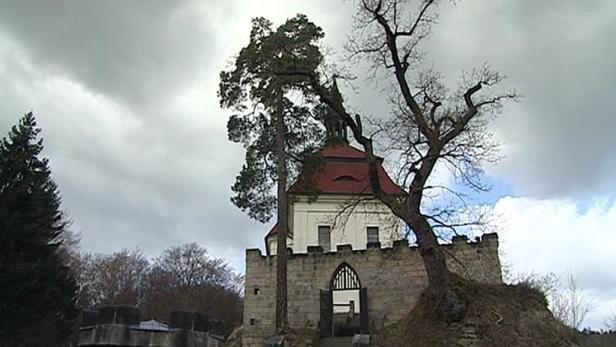 Hrad Valdštejn Hrad Valdštejn leží v srdci Českého ráje. Na mohutných kamenných blocích byl založen ve druhé polovině 13. století. Hrad je kolébkou stejnojmenného šlechtického rodu.