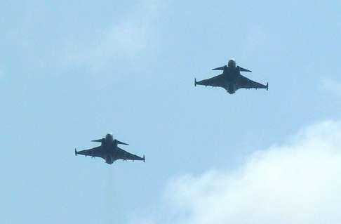 Slavnost zahájili naši kolegové z Čáslavi třemi průlet na Gripenech Následuje řada slavnostních projevů různých potentátů, zahajuje mluvčí mateřského podniku letiště U rozvinuté bojové zástavy pluku