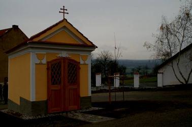 členek. 7. června se sešlo 8 žen vybavených nůžkami, hráběmi a motykami, aby poněkud zušlechtily rozrůstající se a přerůstající parkovou výsadbu před Ždíreckou hospodou.