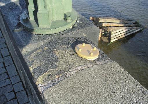Pro mûfiení náklonu a posunu kamenného zábradlí bylo nutné instalovat speciální keramické terãe. (Foto 2005) Obr. 5. Praha, KarlÛv most.