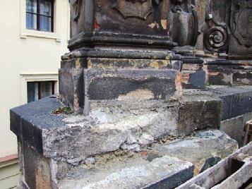 (Foto podzim 2007) Obr. 11. Praha, KarlÛv most. Vnitfiní dutiny pilífiû soch, kleneb a parapetû mostu byly pfii poslední opravû vyplnûny cementovou injektáïní smûsí.