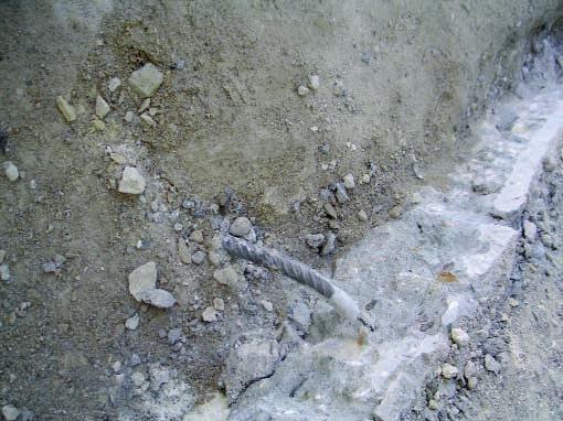 (Foto podzim 2007) Obr. 12. Praha, KarlÛv most. Detail kotvení betonové desky do kamenného parapetu. Je provedeno pruty z betonáfiské oceli o prûmûru 14 mm a je v dobrém stavu.