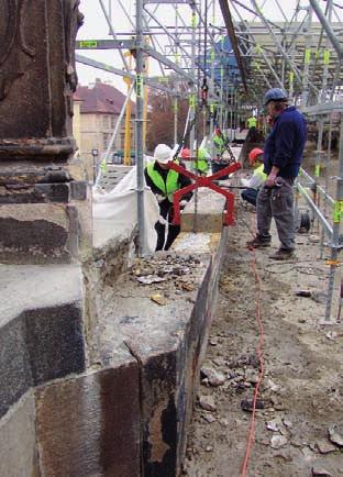 V pozadí je vidût konstrukce zastfie ení staveni tû, která chrání mostovku proti zatékání a umoïàuje instalaci malé mechanizace. (Foto podzim 2007) Obr. 16. Praha, KarlÛv most.
