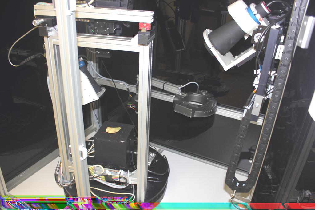 ... 3.2. Zařízení pro vytváření 3D modelů metodou fotometrického sterea Obrázek 3.3: Interiér zařízení 3.2.2 Komponenty a zapojení Hardwarovým základem řízení systému je karta Mesa 5i25 ke které jsou připojeny dvě karty Mesa 7i76.