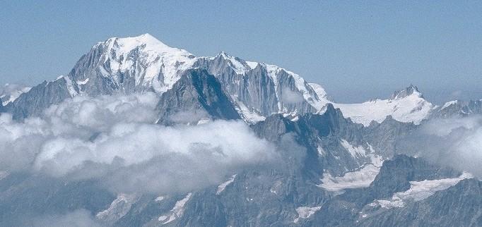 Přejděme nyní k popisu jednotlivých vrcholů a výstupů na ně. Nelze aby zájem výstupových Gouter. Pro aklimatizace. ledovec nádherný možností návrat Na zubačky využít. nevyspíte.