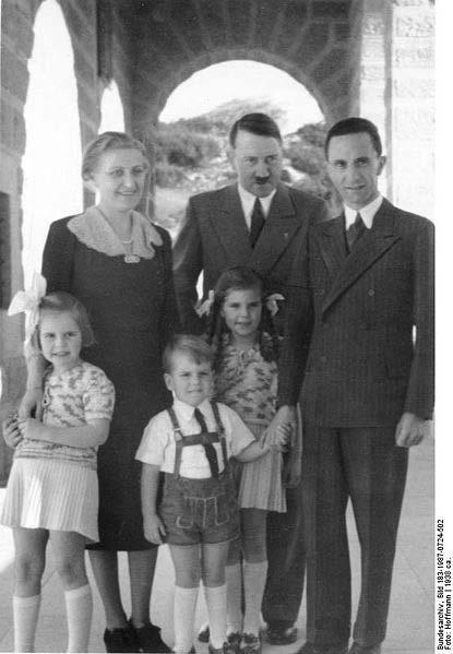 Rodina Goeggelsova s Adolfem Hitlerem, vzor němectví, 1938, zdroj: http://upload.wikimedia.