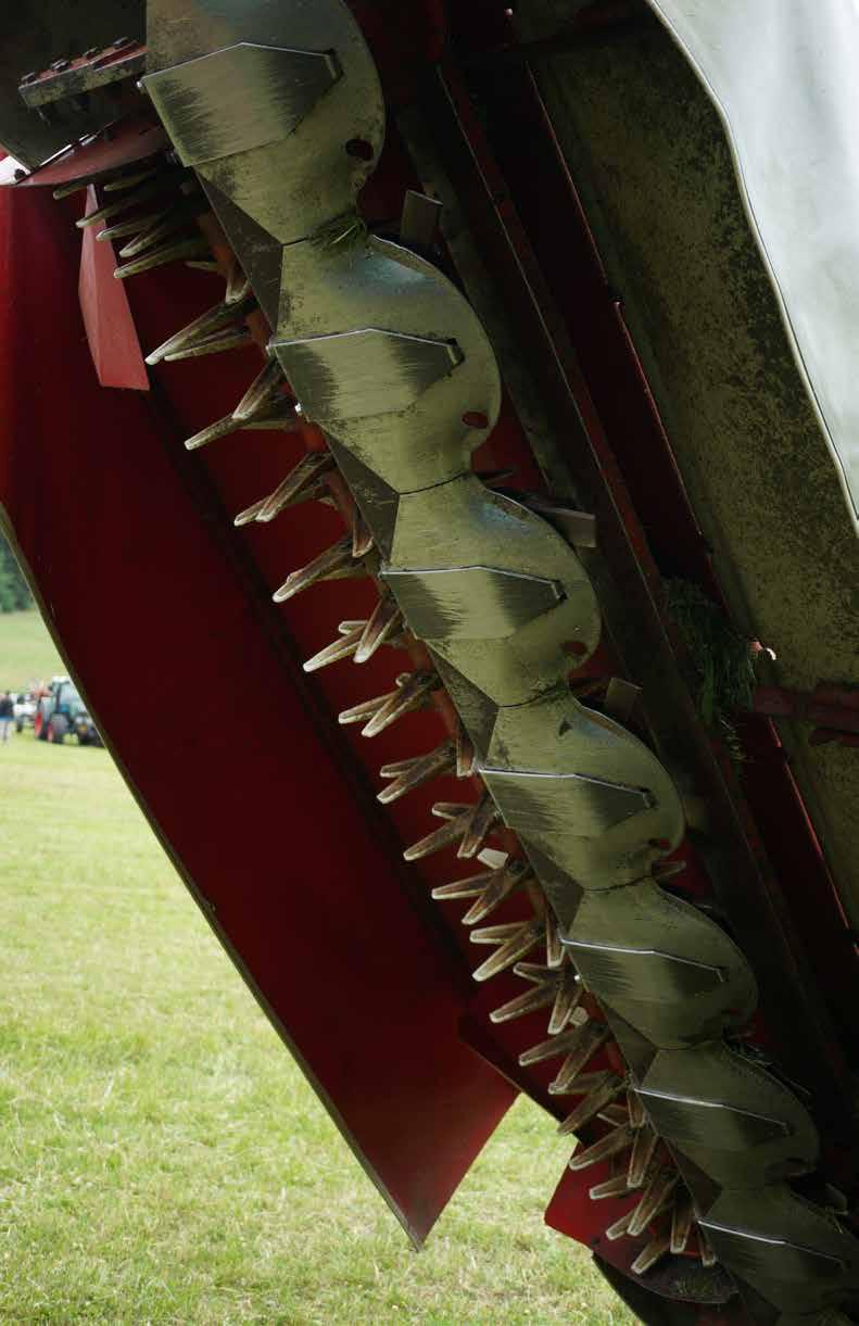Použití vhodné mechanizace znamená šetrnější nakládání s luční půdou. Nemusíme řešit problémy s erozními rýhami, šetříme peníze za palivo a umožňujeme život půdním organismům.