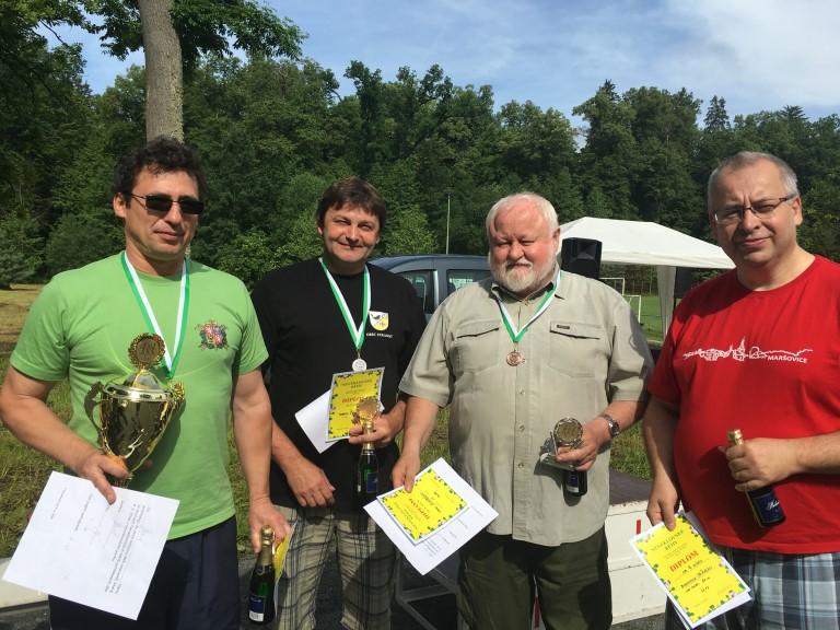 Strana 10 ZPRAVODAJ NEVEKLOVSKA SPORT Neveklovské běhy pošesté (jmu) Počasí přímo výstavní, příjemná atmosféra, radost z pohybu a nádherné prostřední parku v Neveklově i tak by se dal shrnout již