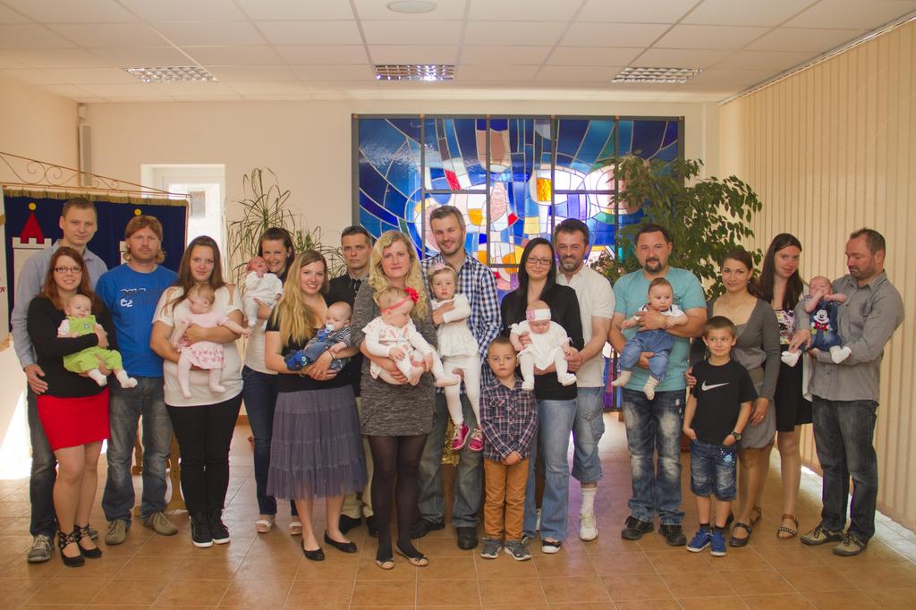 Výběrové řízení vyhrála firma STRABAG a.s. a podle slov starosty města by celá akce měla být hotova do konce prázdnin. Květnové vítání občánků (jmu) Naši nejmenší občané města byli dne 21.