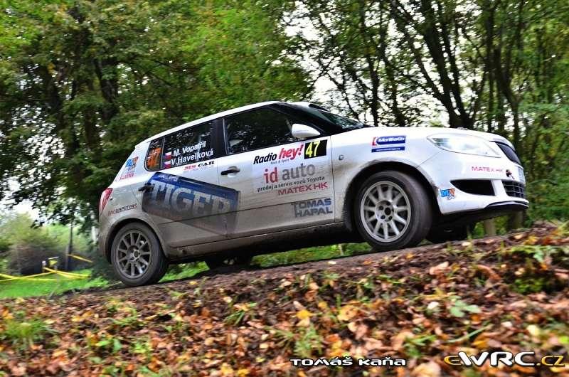 Své rallyové sny jsi však přesto nevzdala. Po zklamání, že se závodění s Honzíkem neuskuteční, mi všichni slibovali, že mě k někomu do auta posadí. Dlouho se však nic nedělo.
