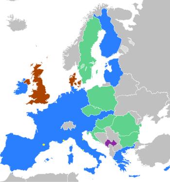 Evropské země používající euro jako svou měnu: modrá - členské státy eurozóny (19) zelená - státy EU, které vstoupí do eurozóny po roce 2013 (7) hnědá - stát EU s trvalou výjimkou na zavedení