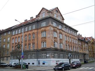 2 ZNALECKÉ POSUDKY PŘED A V PRŮBĚHU MONITOROVÁNÍ STAVBY Před zahájením stavby tunelu byly zpracovány stavebně technické průzkumy na zjištění a zdokumentování stavebně technických stavů nadzemních