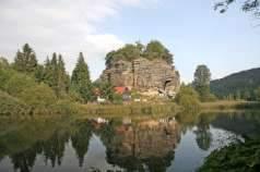 Dále cesta povede do obce Sloup v Čechách, kde si prohlídnete zdejší skalní poustevnický hrádek.