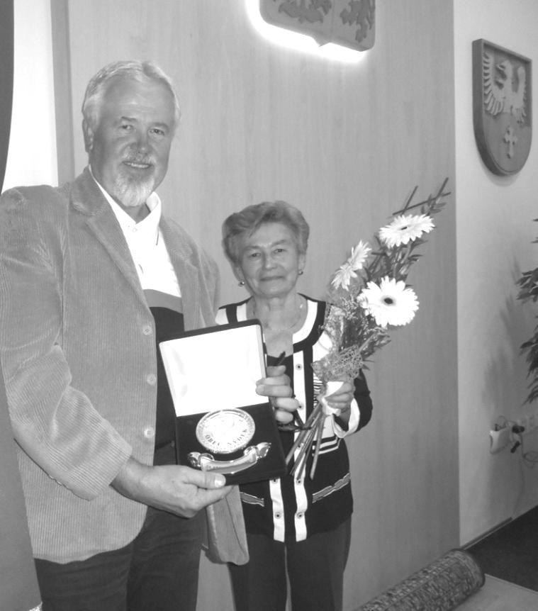 Nýdku. Paní Vychodilová nastoupila na tehdejší místní národní výbor v průběhu roku 1957, kde pracovala do konce roku 1979, od 1.ledna 1980 přešla do Bystřice, protože Nýdek se stal součástí Bystřice.