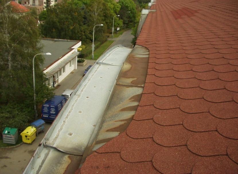 účinkují jako korozní činitel na plech. Koroze plechu nastává především v místech, kde voda protéká nízkou rychlostí nebo se na nich zdržuje. /foto 10/.