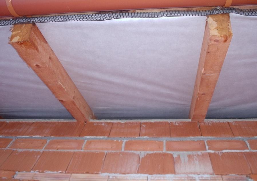 Pojistná hydroizolační vrstva Pojistnými hydroizolačními vrstvami podle kapitoly 5.4. jsou sklonité a odvodněné povlaky. V současné praxi se využívají ve skladbách plochých střech.