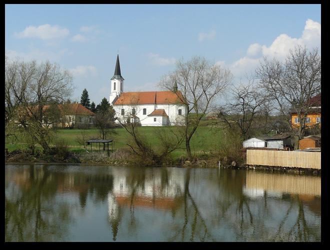 2. 3. 7 Občanská vybavenost a služby U obcí v mikroregionu je velký rozdíl, co se občanské vybavenosti a služeb týče. Je to dáno heterogenitou oblasti.