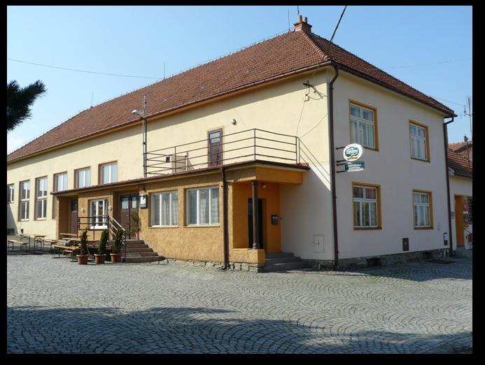 Obchod s potravinami či smíšeným zbožím se nachází v každé obci. Hospody najdeme v obcích Březí, Březské, Heřmanov, Křoví, Nové Sady, Osová Bitýška, Skřinářov, Vidonín a Vlkov.