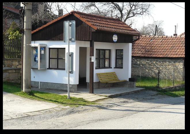 Obrázek 20 Autobusová zastávka v obci Radňoves 2. 3. 9 Zdravotnictví a školství Zdravotnická střediska najdeme pouze ve Velké Bíteši a v Osové Bitýšce.