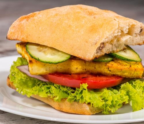 Bezlepkový sandwich s tofu 1 lžíce balzamika 4 plátky okurky hadovky 2 plátky rajčete 10 minut 1 list libovolného salátu 1/2 tofu Natural (podélně rozříznuté) 1 lžíce rýžové mouky 2 minut sůl 1