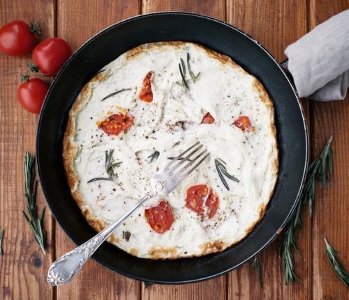 Omeleta z bílků s rajčaty 50 g cherry rajčatek 4 bílky 1 lžička sušeného tymiánu špetka soli 40 g mozzarelly light 1. Rajčátka rozpůlíme. 2. V misce si smícháme bílky, rajčátka, tymián a sůl. 3.