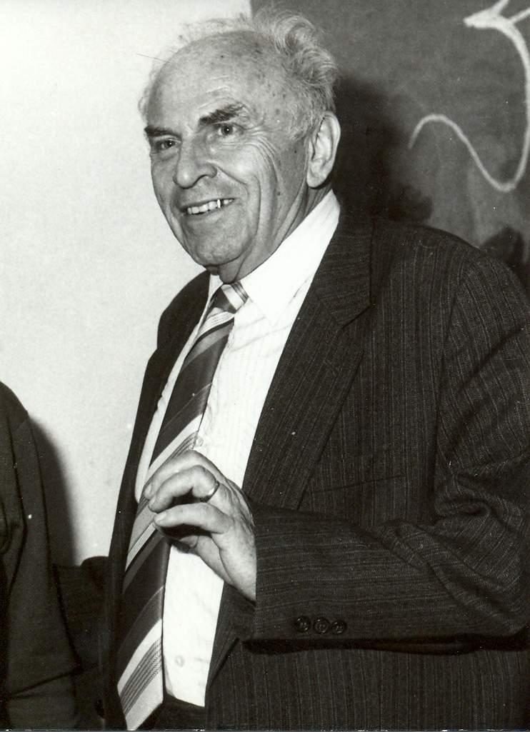 PROF. PHDR. MILOSLAV HOMOLA, CSC. (6. 12. 1924-26. 12. 2003) M. Homola působil na katedře v letech 1967-1994. Byl přijat k 1. 10. 1967 ze zrušeného Pedagogického institutu v Gottwaldově.