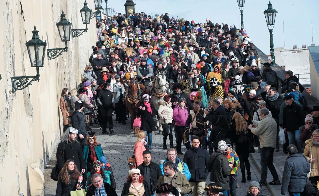 č.54#březen 2017 MALOSTRANSKÉ MASOPUSTNÍ VESELÍ OZDOBILO TÉMĚŘ JARNÍ POČASÍ Krásné slunečné počasí provázelo masopustní rej, který 25.