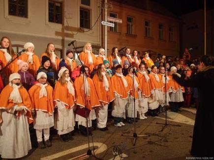 Klub seniorů Pohoda se proměnil ve výstavní síň s fotografiemi kosteleckých junior fotografů a jejich pohledem na současný Kostelec přes hledáček fotoaparátu.