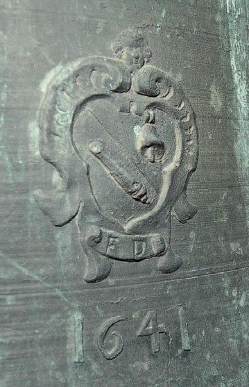 Zvonařova značka s vročením na větším z cimbálů z roku 1641 (foto autor) Zvonařova značka a otisk listu šalvěje lékařské na menším z cimbálů z roku 1641 (foto autor) zbývajících (z hlediska našeho