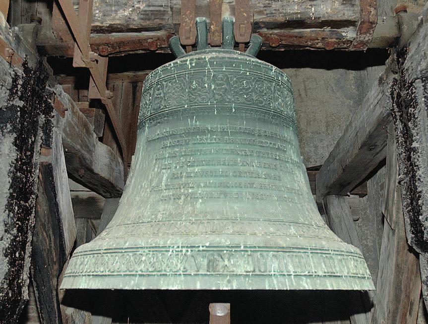 Zvon Bartoloměje Kaffela z roku 1842 (foto autor) dubové hlavě, novodobé ocelové závěsy zřejmě nahradily původní při příležitosti jeho pootočení v první polovině 20. století.