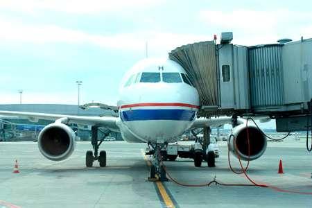 V obou terminálech se připravují letadla k odletu, stojí kolem nich technická vozidla, cisterny a jsou k nim připojeny nástupní rampy.