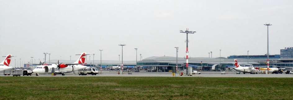 42 různých zahraničních společností na stojánce Pohled ze stojánky malých dopravních letadel na terminály 1 a 2.