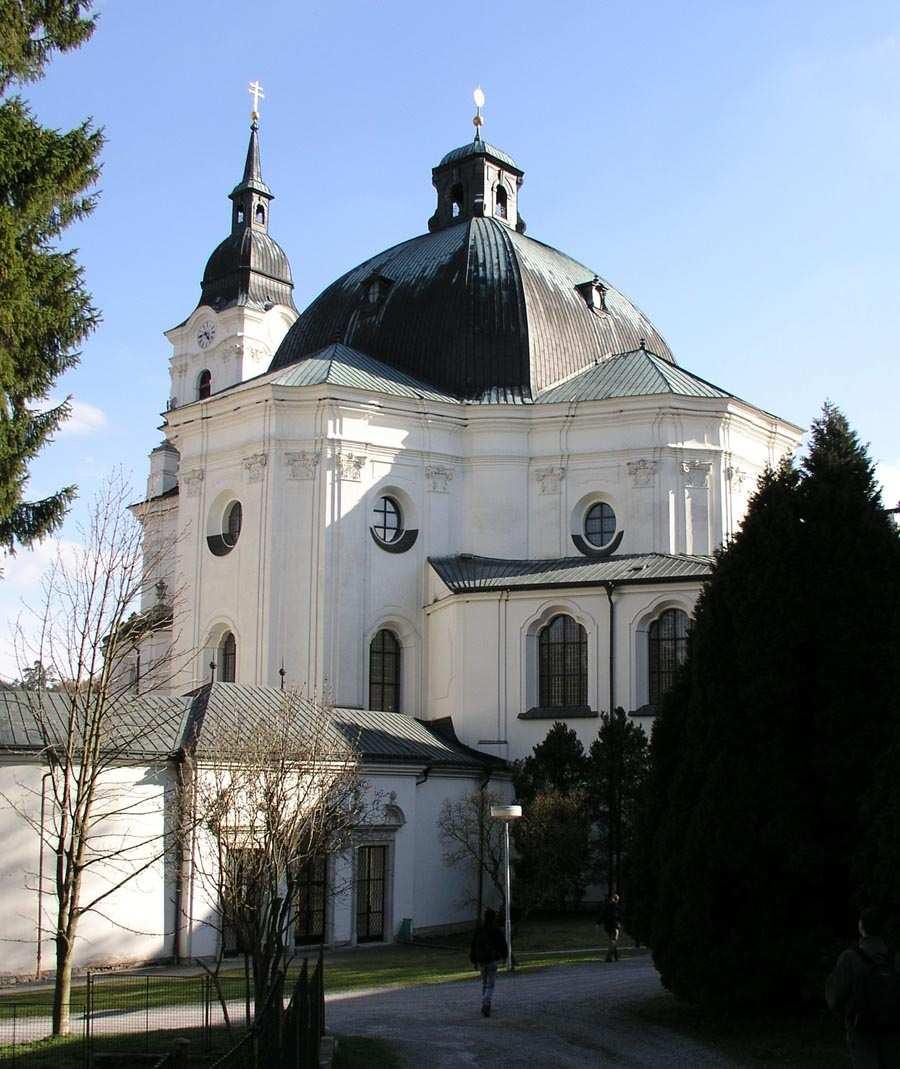 75 Kostnice ve Křtinách Křtinský barokní chrám Panny Marie 23) je dílem architekta Jana Blažeje Santiniho Aichla (1677-1723)24) a byla vystavěna bohatým klášterním premonstrátů.