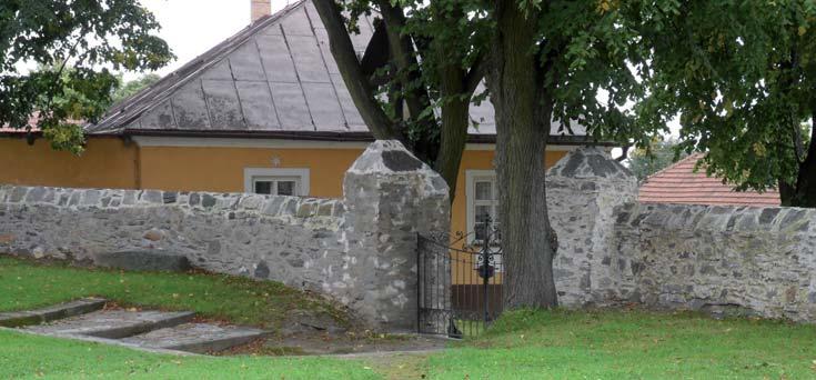 Tento projekt řešil opravu této opěrné zdi a pokácení výše uvedeného stromu.