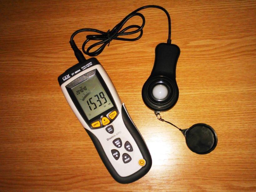 Obr. č. 24: Digitální měřič osvětlení CEM DT-8809A 9.4.3 Metodika měření Samotné měření probíhalo, jak již bylo uvedeno, ve vyšetřovně optometrie.