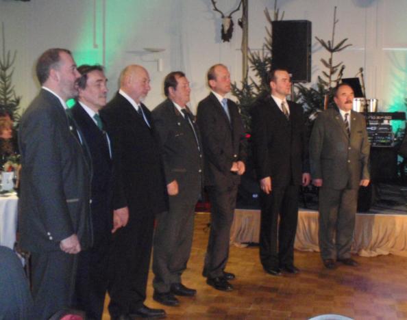 DŘEVAŘSKÝ PLES Dne 8.2. 2013 se konal v hotelu Mamaison Imperial Ostrava 4.Reprezentační ples lesníků a dřevařů Moravskoslezského kraje, který pořádaly Lesy ČR společně s Opavskou lesní a.s.. Večerem provázeli duo Těžký Pokondr, trubači Vojenských lesů a statků, divize Lipník nad Bečvou a Větřkovský mužský chrámový sbor.